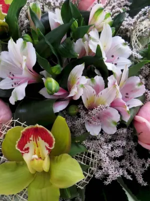 Букет лилии орхидеи и розы