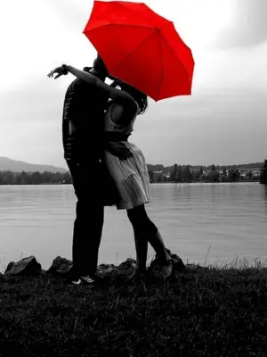Девушка и парень с зонтом