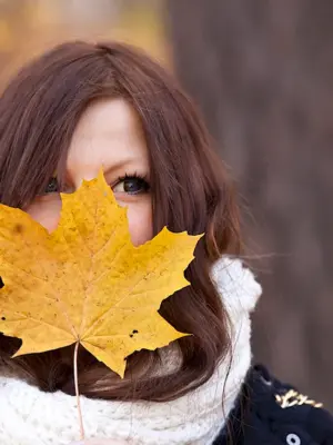 Девушка с осенними листьями