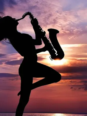 Девушка с саксофоном