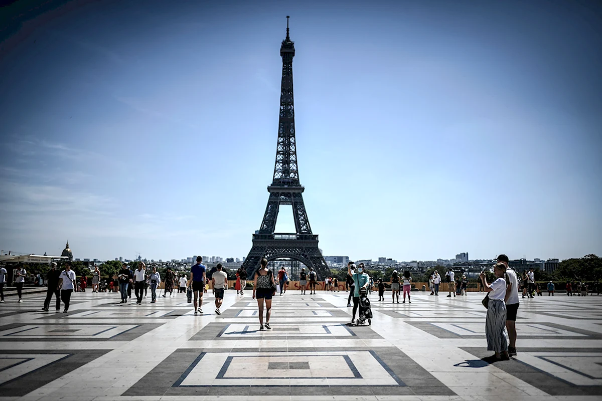 Down in paris. Эспланада Париж. Эспланада Армении в Париже. Холмы Парижа.