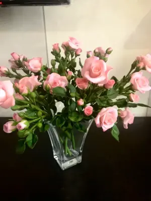 Кустовые розы в вазе