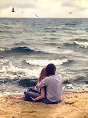 Парень и девушка возле моря