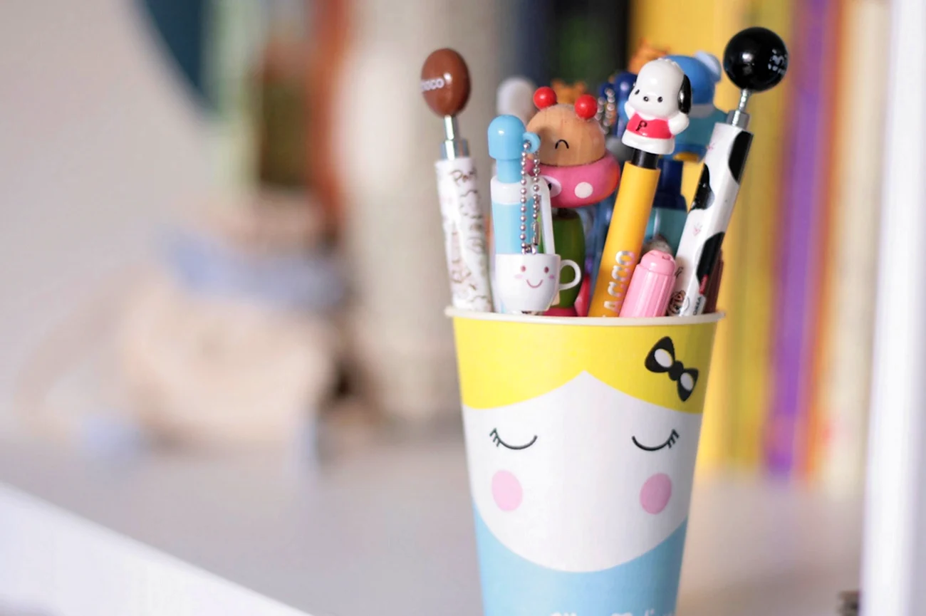 Ручки и карандаши на столе