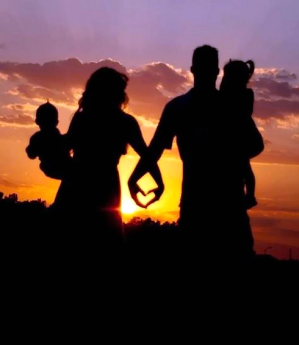 Счастливая семья на закате