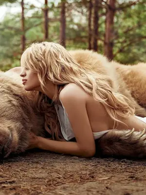 Блондинка с медведем
