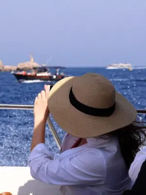 Девушка в шляпе на море
