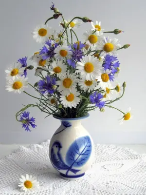 Полевые цветы в вазах