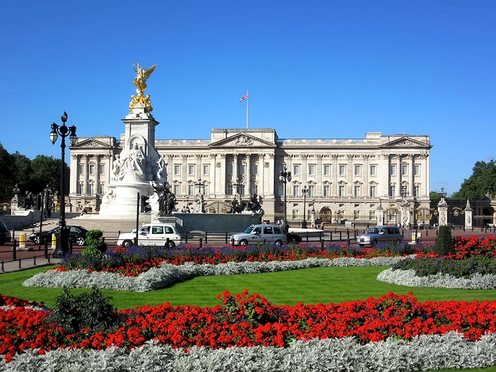 Buckingham palace trafalgar square. Букингемский дворец в Лондоне. Достопримечательности Великобритании Букингемский дворец. Букингемский дворец резиденция королевы. Британия Букингемский дворец.