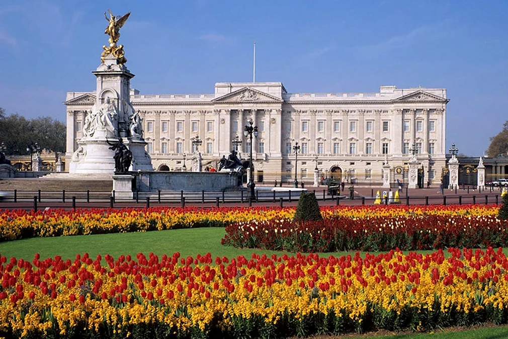 Buckingham palace trafalgar square. Букингемский дворец в Лондоне. Достопримечательности Англии Букингемский дворец. Дворец королевы Великобритании. Букингемский дворец резиденция королевы.