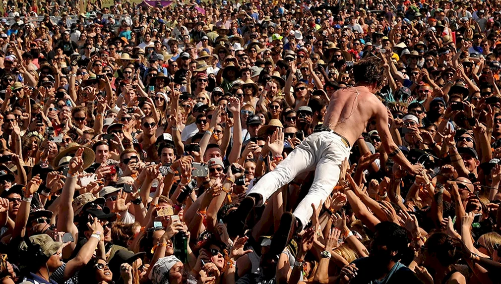 Джину толпой. Coachella 2014. Толпа. Толпа бежит. Человек толпы.