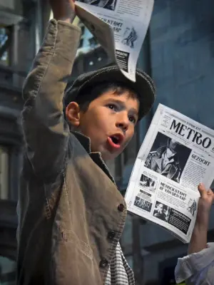 Мальчик продает газеты