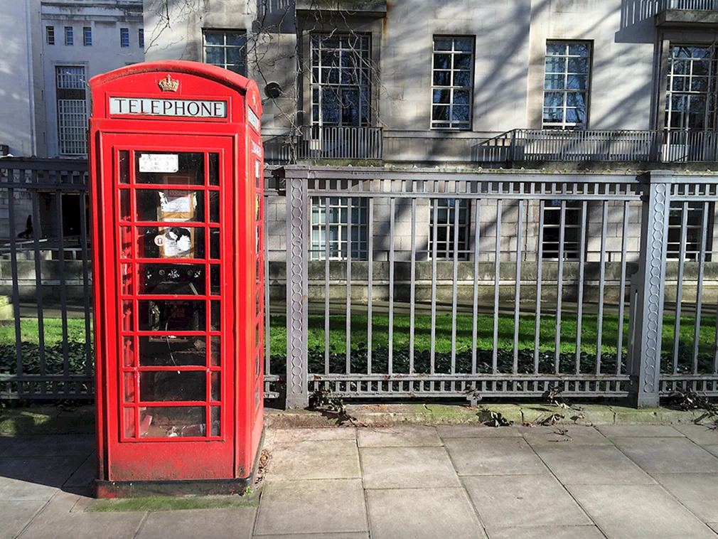 Лондон будки. Телефонная будка Phone Booth. Красная будка в Лондоне. Великобританская телефонная будка. Красные Телефонные будки в Великобритании.