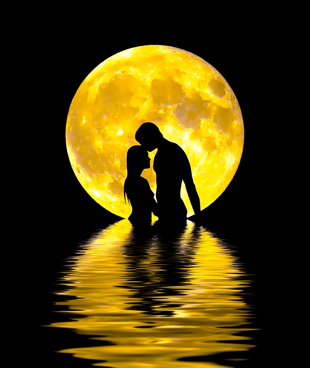 Влюбленная пара на фоне Луны