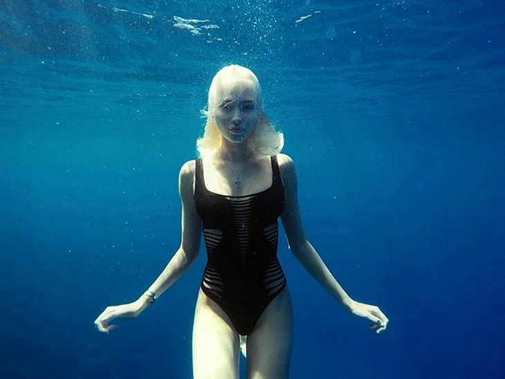Анастасия Плоскова в купальнике под водой
