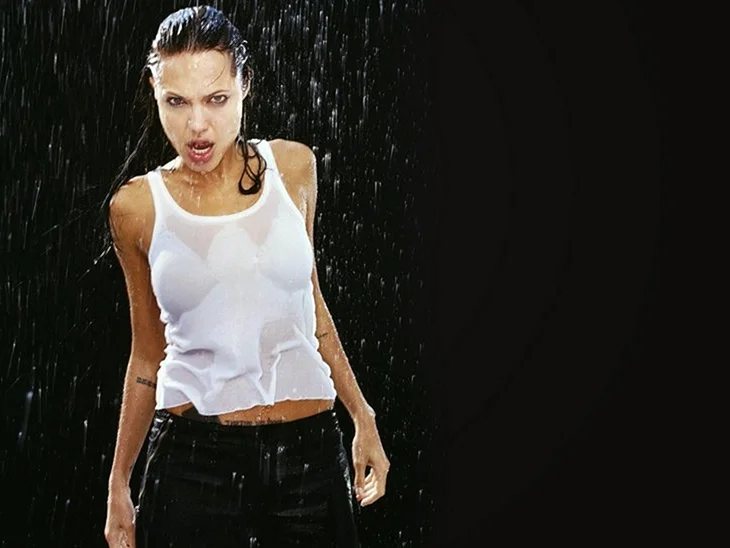 Анджелина Джоли мокрая