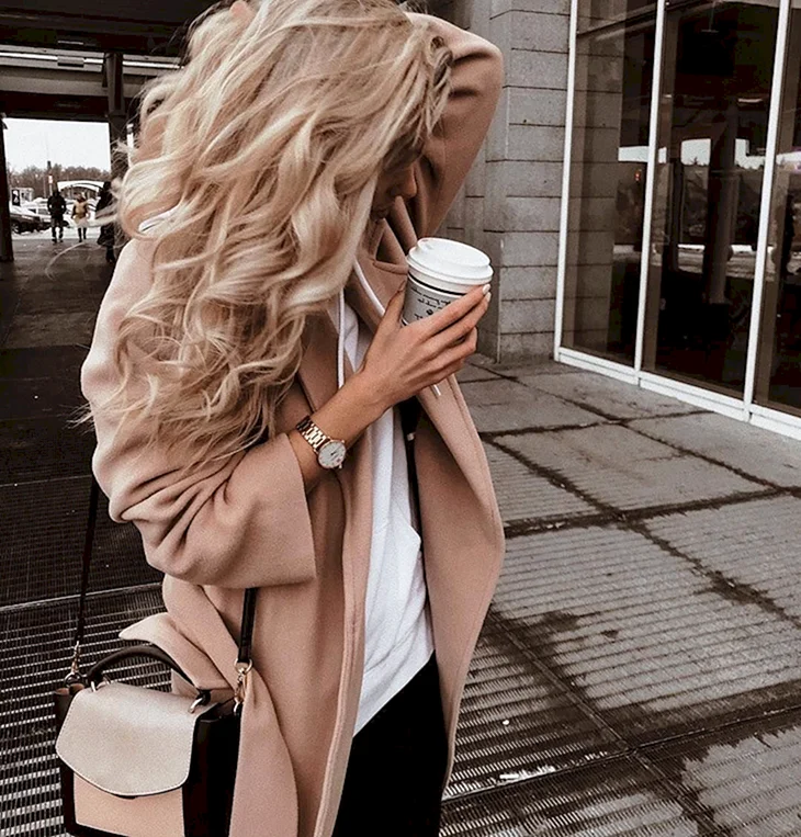 Блондинка с кофе