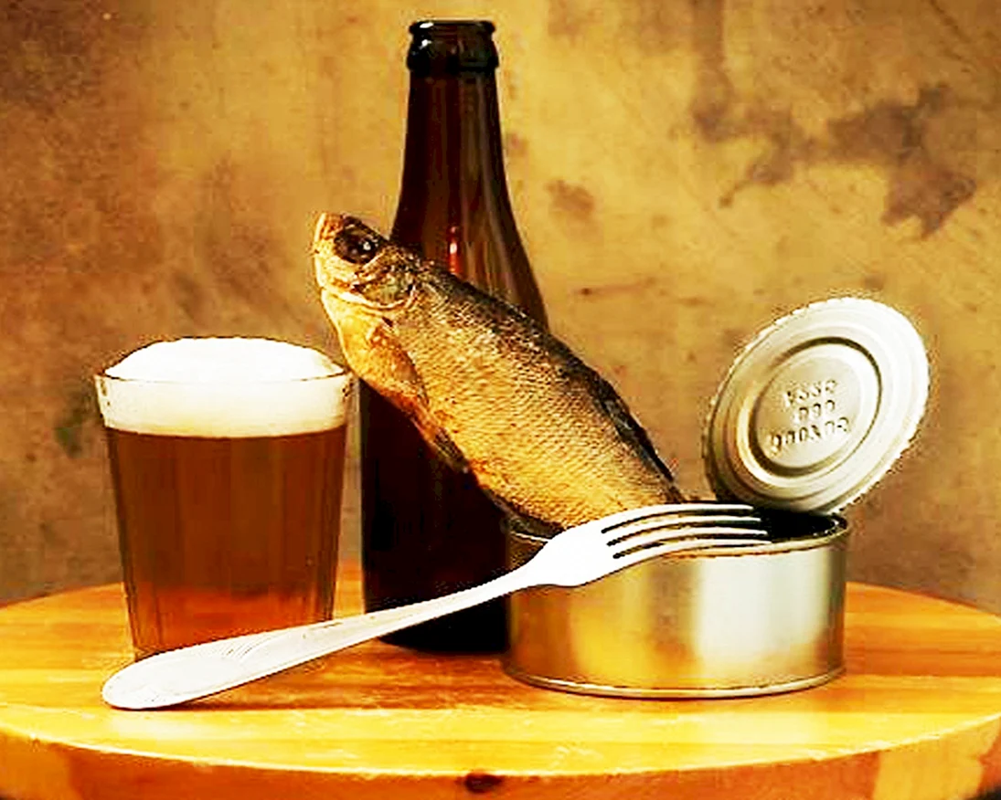 Бокал пива с рыбой