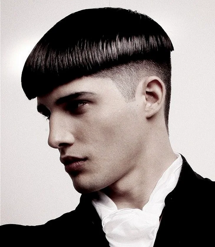 Короткий горшок мужской. Bowl Cut men стрижка. Прическа под горшок. Стрижка горшок мужская. Мужские стрижки короткие с челкой.