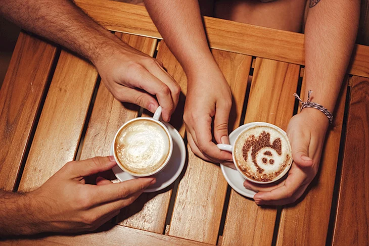 Чашка кофе руки мужские и женские