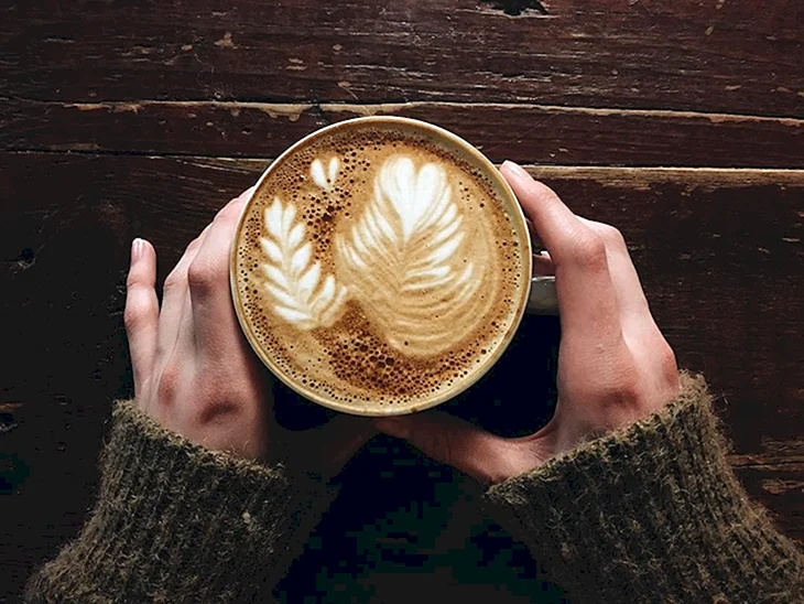 Чашка кофе в руках