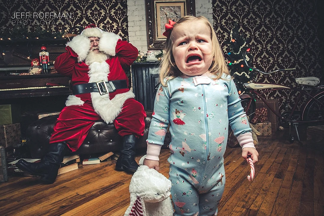 Дети пугаются Деда Мороза