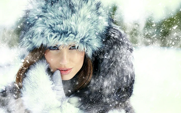 Девушка на фоне зимы