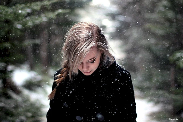 Девушка под снегом