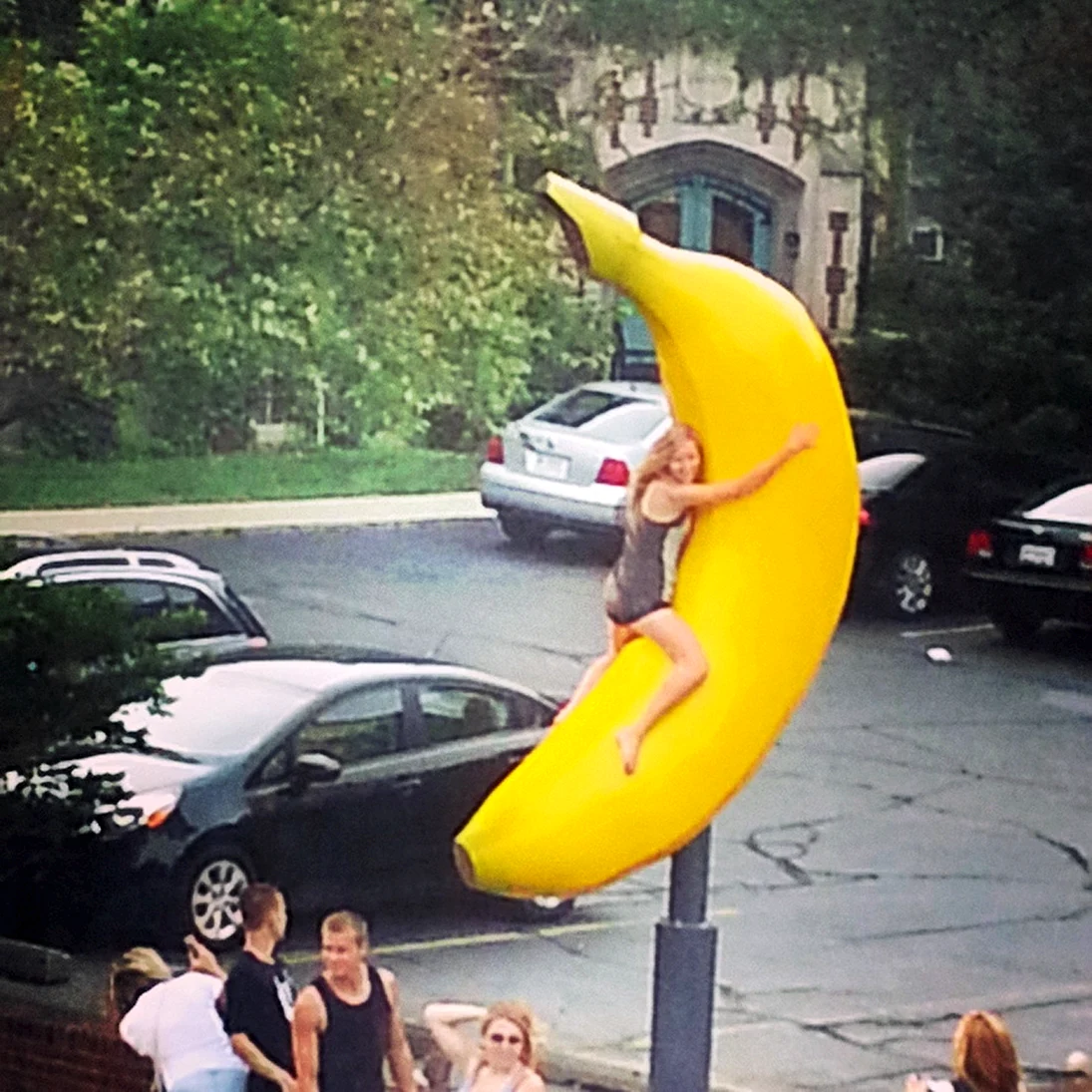 Девушка с бананом