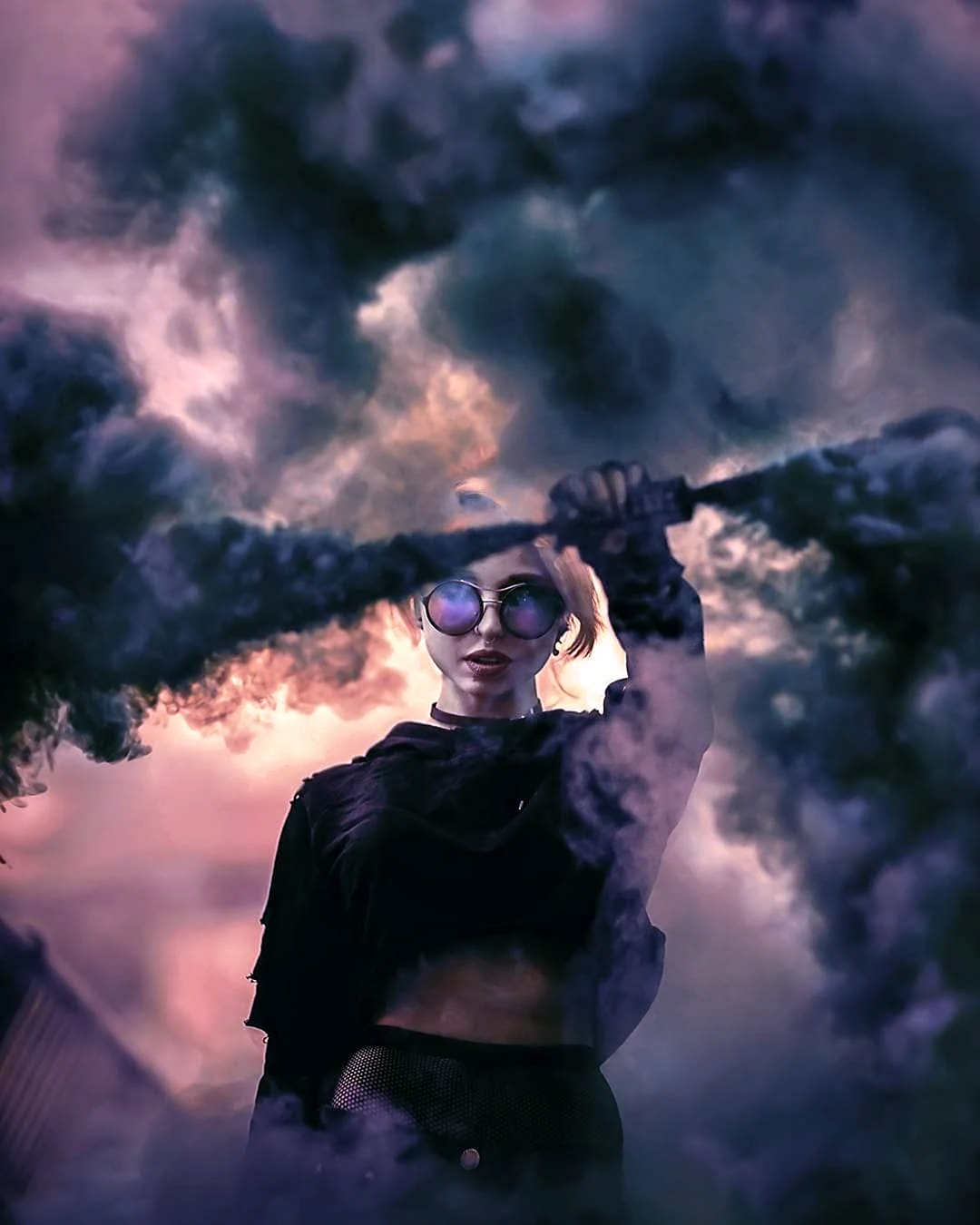 Девушка с дымовой шашкой