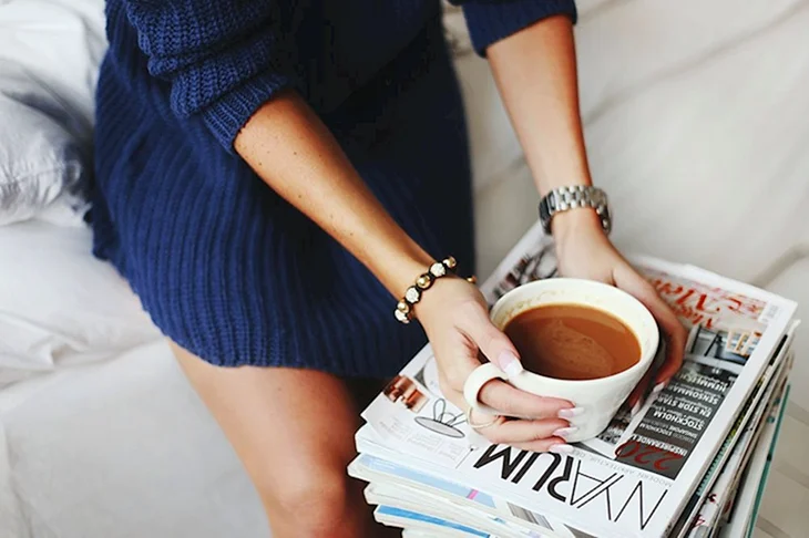 Девушка с кофе и журналом
