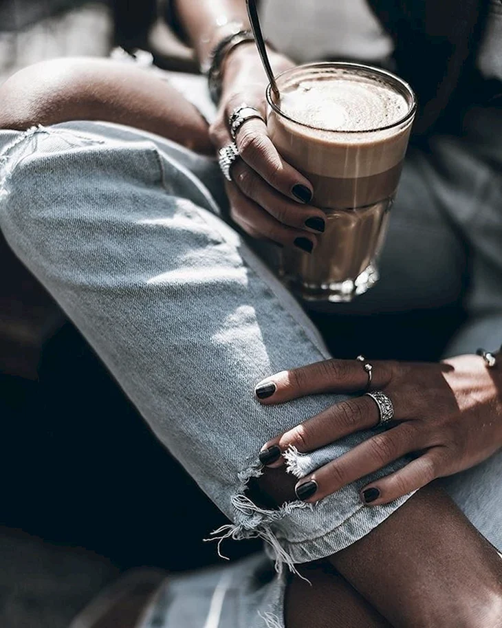Девушка с кофе в руках