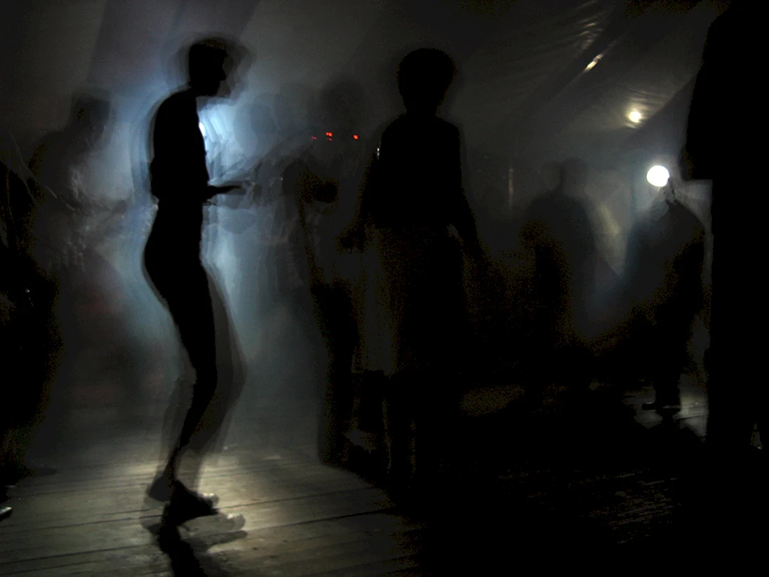 Девушка танцует в темноте