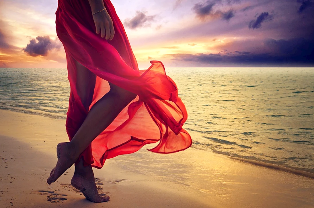 Девушка в Красном платье на море