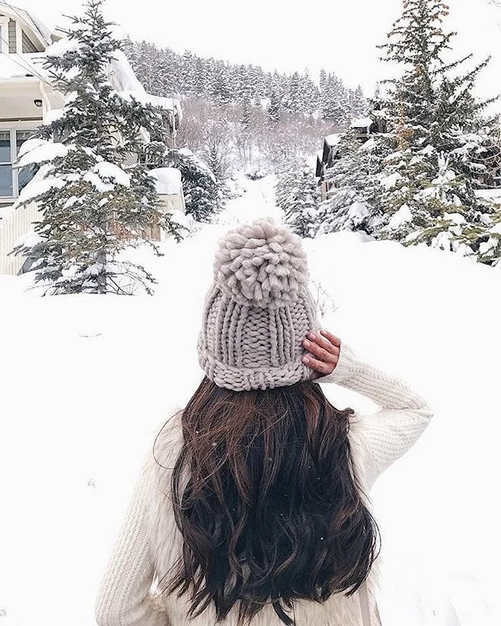 Девушка в шапке зимой