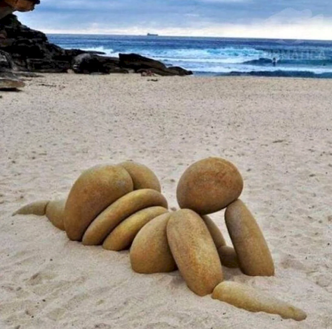 Фигуры из камней на пляже