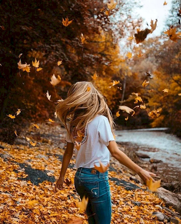 Фотосессия девушки блондинки со спины на природе осенью