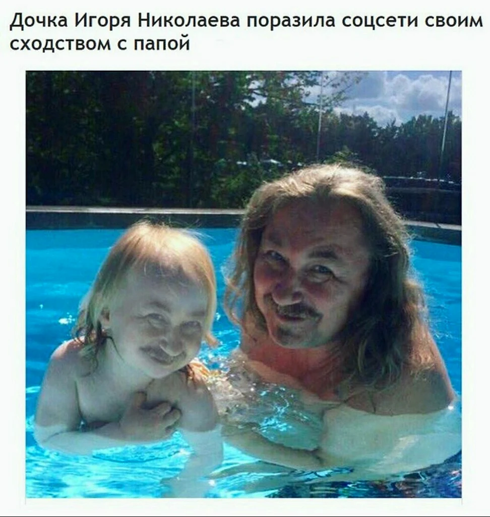 Игорь Николаев с дочкой в бассейне