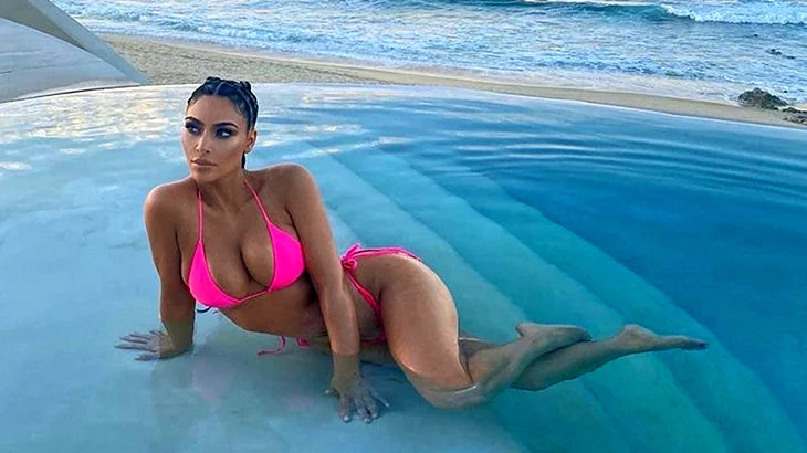 Ким Кардашян в купальнике 2020