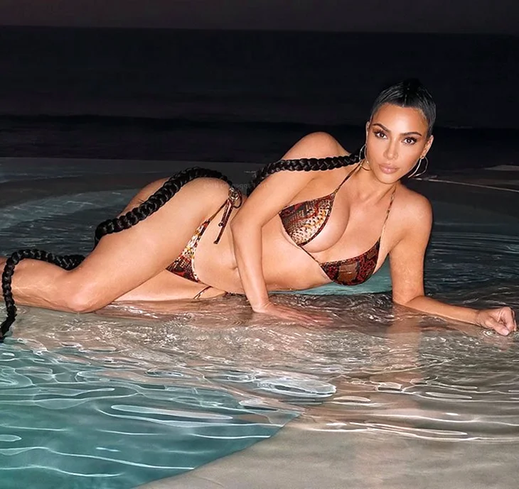 Ким Кардяшан в купальнике 2020