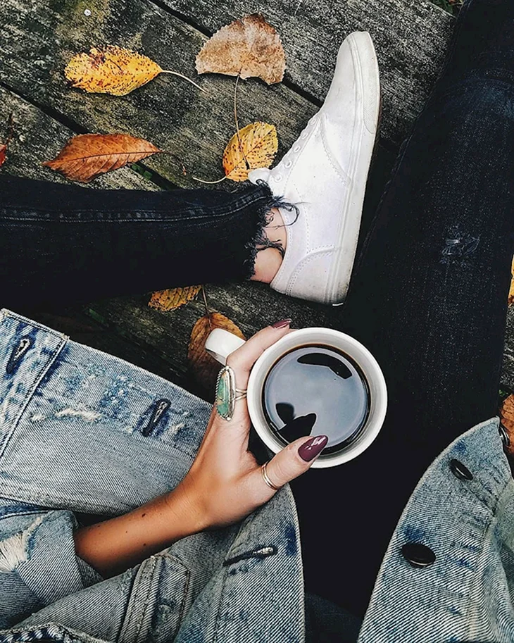 Кофе в руках девушки осень