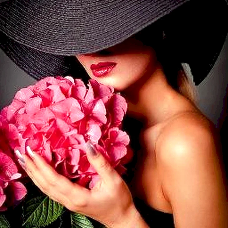 Красивые девушки в шляпах с цветами