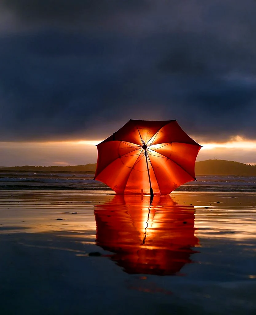 Красный зонт на пляже