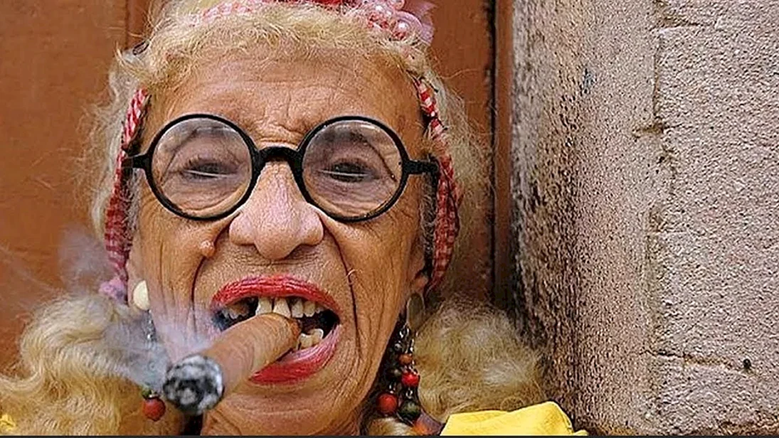 Курящая старуха с очками