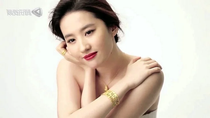 Liu Yifei nipple