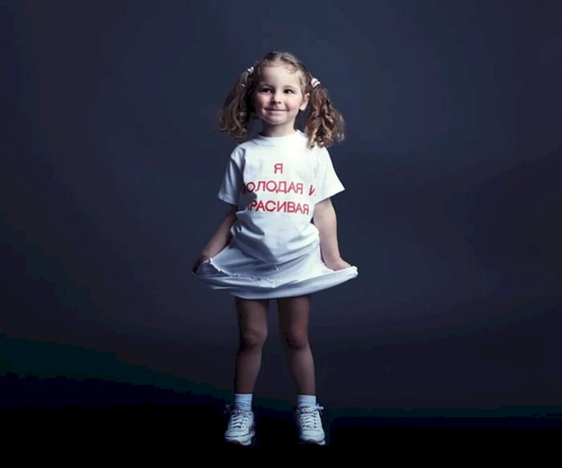 Маленькая девочка в футболке