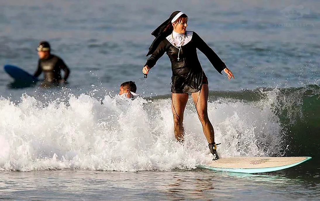 Монахиня на серфинге