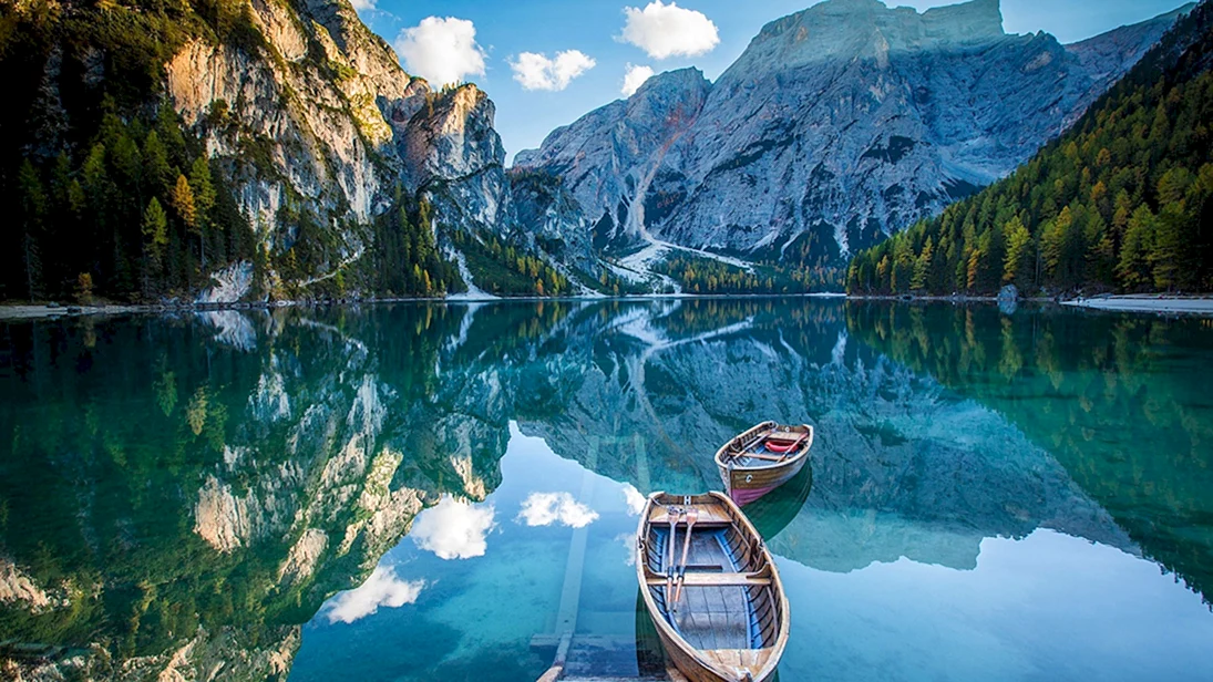 Озеро Брайес. Доломитовые Альпы Италия.