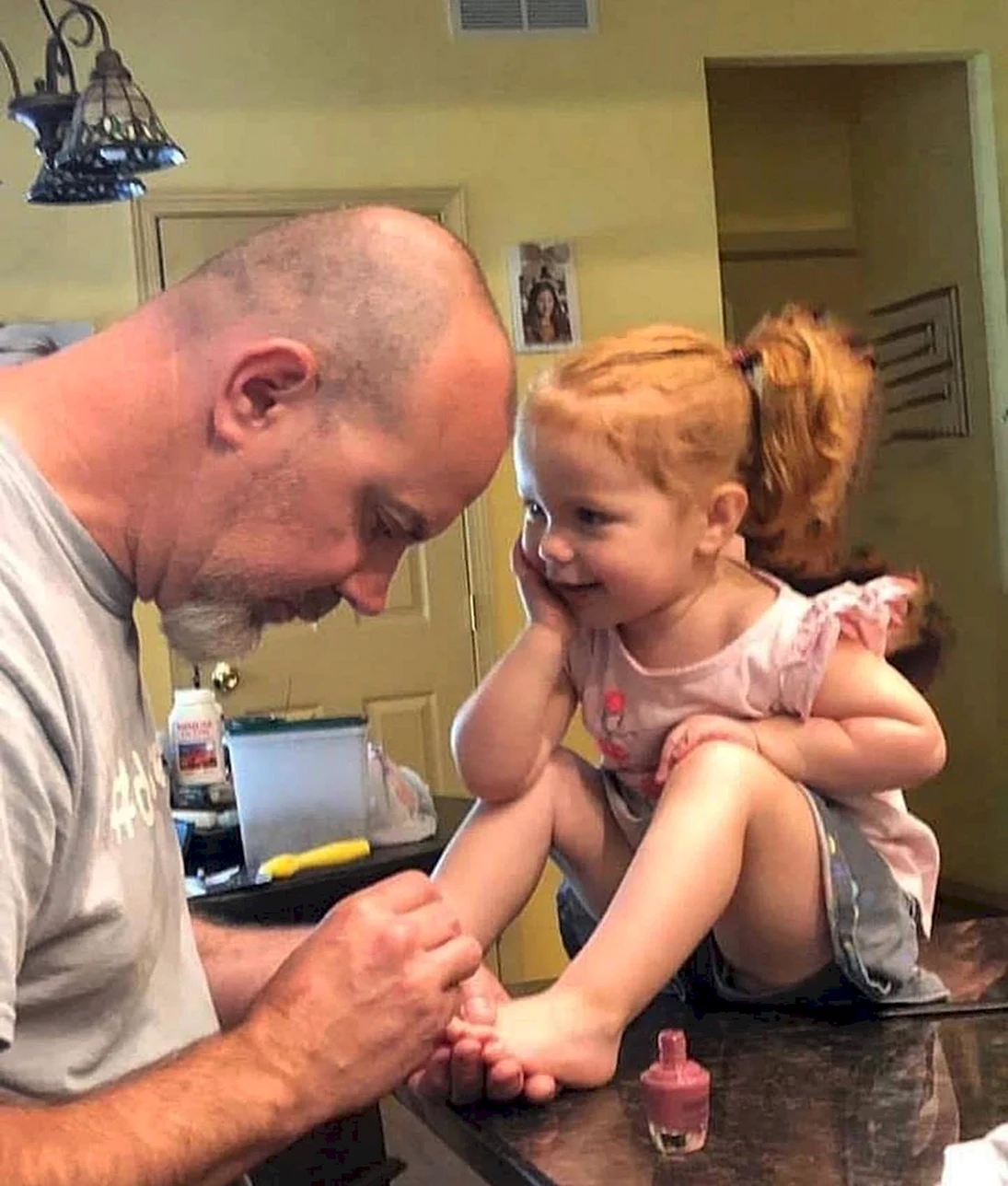 Папа красит ногти дочке