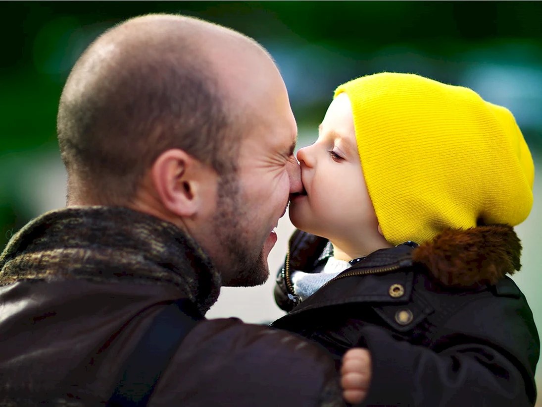 Папа целует сына